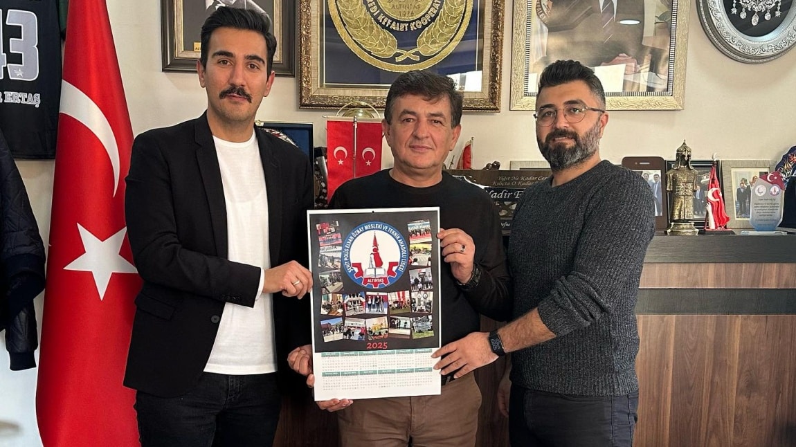 Bilişim Teknolojileri Alanı Öğrencileri tarafından hazırlanan 2025 yılı takvimlerimizi ilçemizdeki kurumlara hediye ettik.